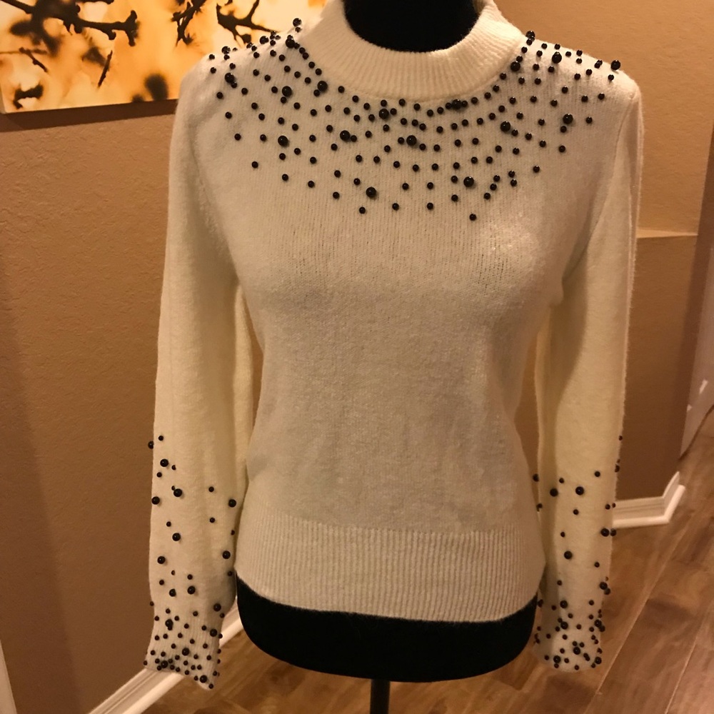 H&M OFF WHITE LIGHT SWEATER